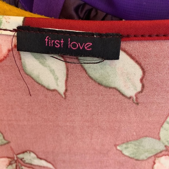 Medium First Love Floral Top bell sleeves - Picture 3 of 4